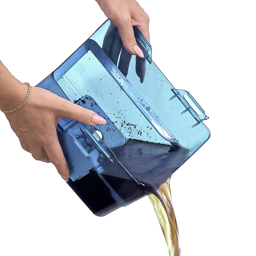 THOMAS AquaBOX water filter, emptying dirty water from the container THOMAS AquaBOX water filter, dirty water with dust and allergens is poured out of the container after cleaning