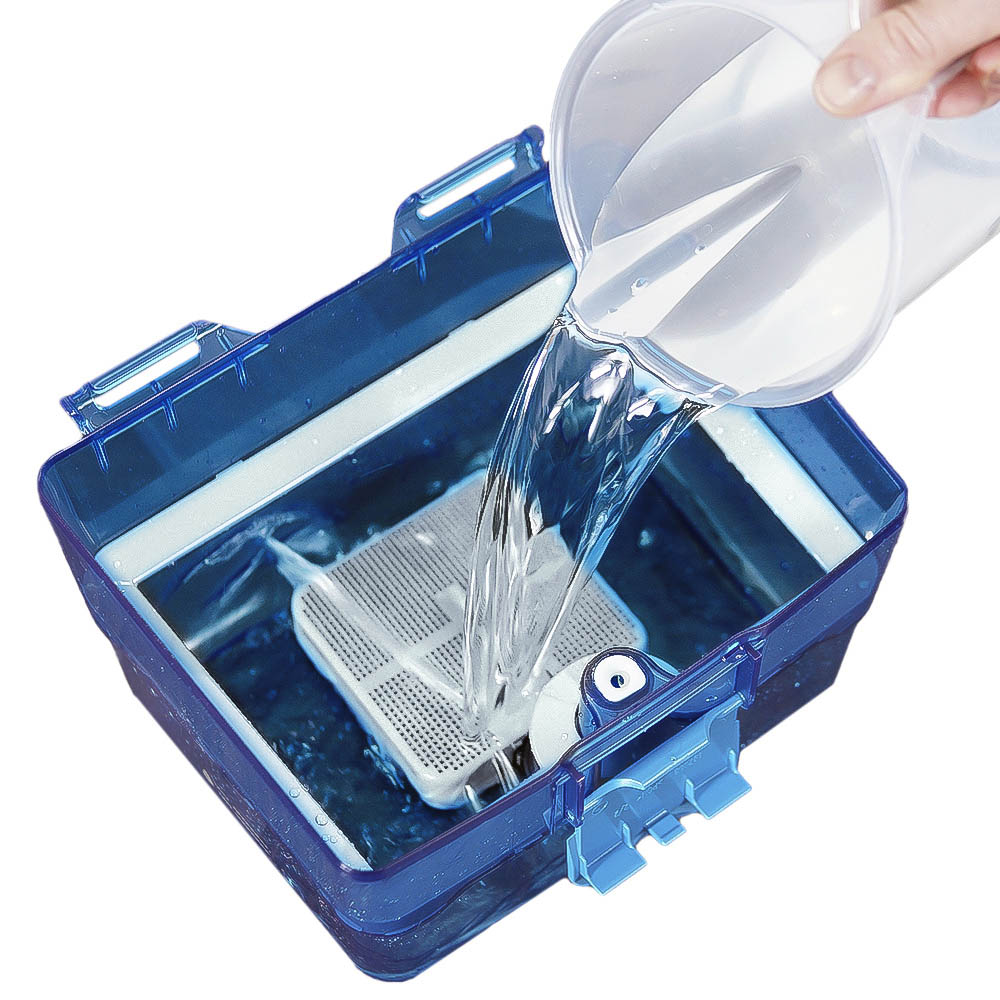 THOMAS AquaBOX water filter, pouring clean water into the container THOMAS AquaBOX water filter. Preparing for cleaning - 1 l of water is poured into the box with the mesh filter on the bottom